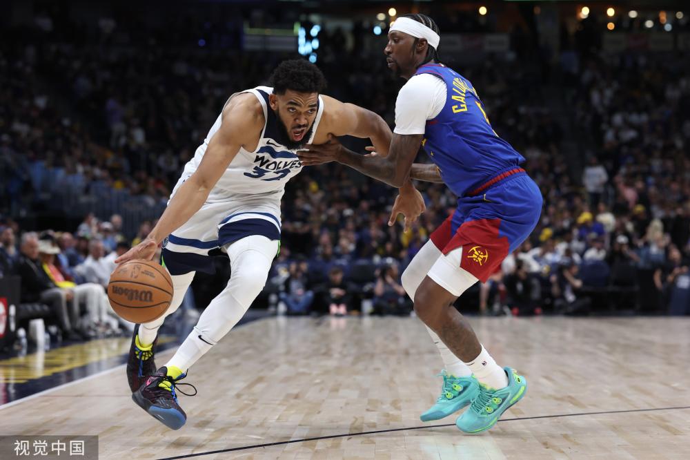 他们轻松击 他们轻松击